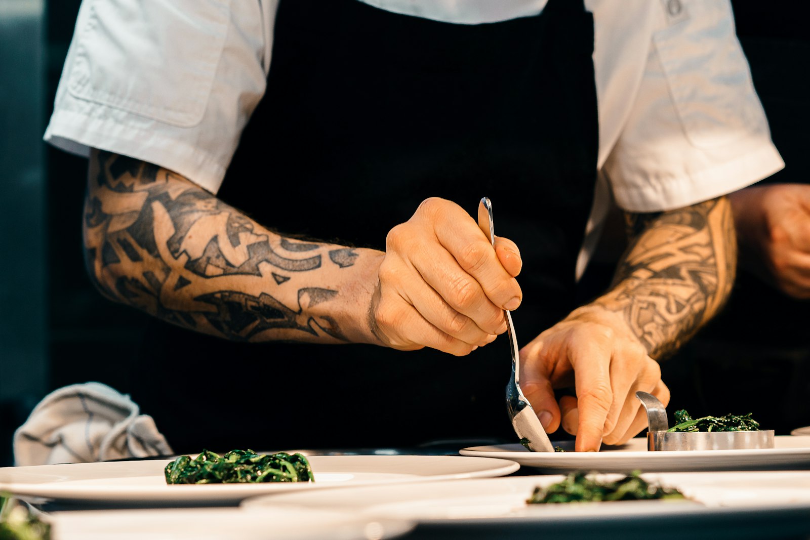 Cocina de un restaurante en pleno servicio mientras una agente toma una orden por teléfono